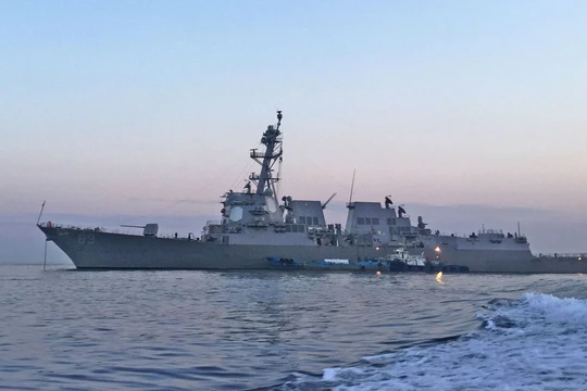 Tàu khu trục DDG-89 Mustin trở thành chiến hạm Mỹ đầu tiên vượt qua đường trung tâm eo biển Đài Loan sang phía biển Trung Quốc đại lục (Ảnh: Hạm đội 7).