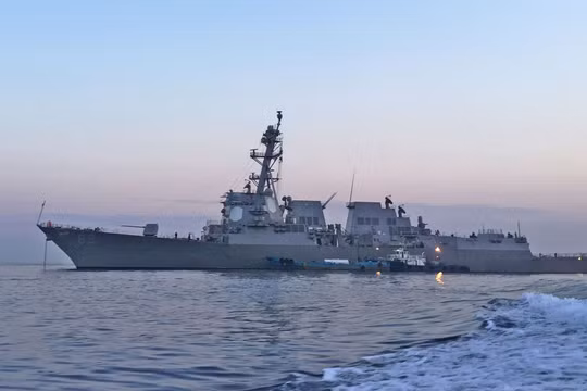 Tàu khu trục DDG-89 Mustin trở thành chiến hạm Mỹ đầu tiên vượt qua đường trung tâm eo biển Đài Loan sang phía biển Trung Quốc đại lục (Ảnh: Hạm đội 7).