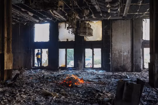 Một căn phòng trong dinh thự của gia đình ông Assad bị thiêu rụi. Ảnh: AFP.