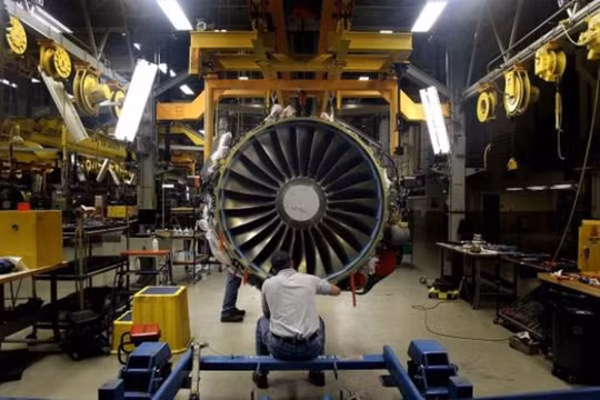 Công ty AOG Technics có trụ sở tại London đã cung cấp số lượng chưa rõ linh kiện giả hoặc không rõ nguồn gốc dùng cho việc bảo trì động cơ máy bay (Ảnh: Bloomberg).