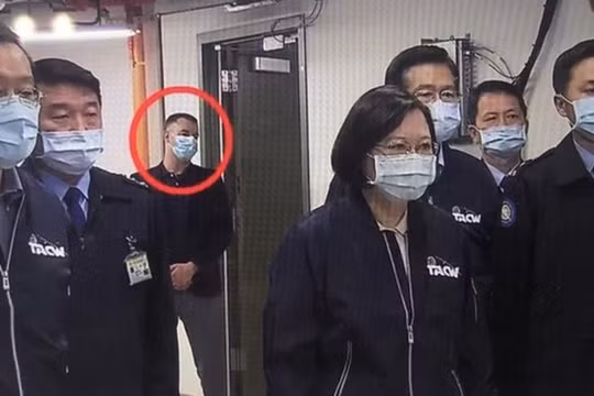 Người đàn ông Mỹ xuất hiện trong video về chuyến thị sát Trạm radar Lạc Sơn của bà Thái Anh Văn hôm 13/10 gây nên đồn doand về sự có mặt của quân đội Mỹ ở Đài Loan (Ảnh: MNA).