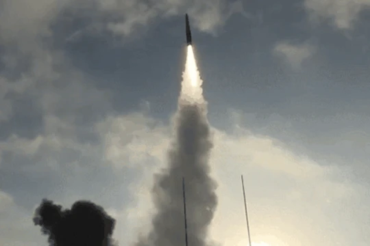 Tên lửa siêu thanh YJ-21 được phóng từ khu trục hạm Type 055 của Hải quân PLA (Ảnh: HQTQ).