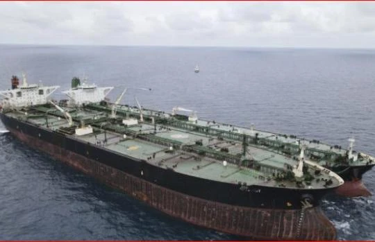 Hai siêu tàu chở dầu của Trung Quốc và Iran bị Indonesia bắt giữ (Ảnh: Dongfang).