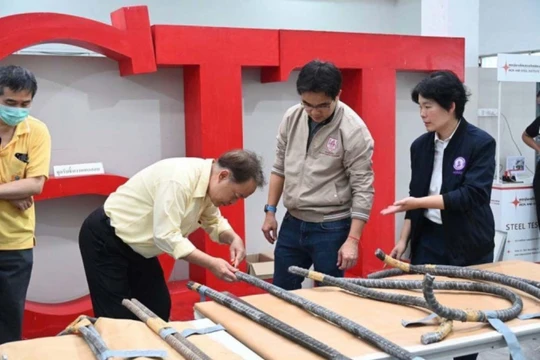 Các mẫu thép được cho là của Công ty TNHH Xinkeyuan không đạt chuẩn. Ảnh: SingTao.