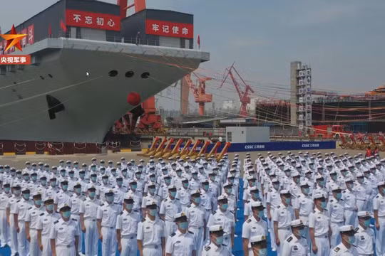 Quang cảnh lễ hạ thủy và đặt tên tàu Phúc Kiến (Ảnh: CCTV).