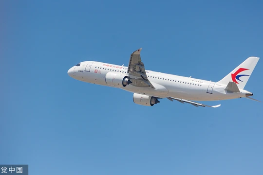 Chiếc C919 sơn cờ hiệu của China Eastern Airlines bay chuyến chở khách thương mại đầu tiên (Ảnh: VCG).