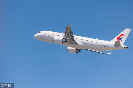 Chiếc C919 sơn cờ hiệu của China Eastern Airlines bay chuyến chở khách thương mại đầu tiên (Ảnh: VCG).