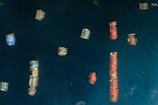 Tàu Trung Quốc neo đậu thành các cụm ở vùng biển gần bãi Ba Đầu (Ảnh: MAXAR/AP).