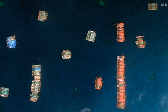 Tàu Trung Quốc neo đậu thành các cụm ở vùng biển gần bãi Ba Đầu (Ảnh: MAXAR/AP).