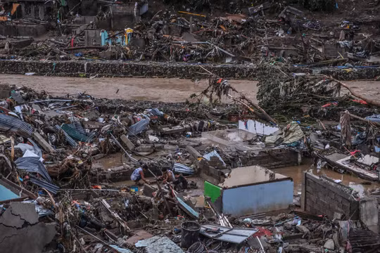 Một ngôi làng ở Cebu bị bão Kalmaegi san phẳng khi quét qua. Ảnh: EPA.
