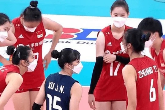 Liên đoàn Bóng chuyền Trung Quốc bị chỉ trích vì yêu cầu các nữ tuyển thủ mang khẩu trang chơi bóng (Ảnh: Sohu).