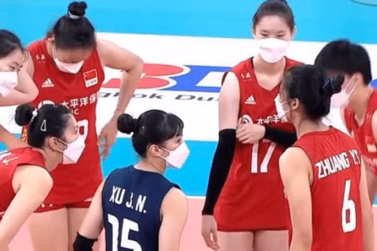 Liên đoàn Bóng chuyền Trung Quốc bị chỉ trích vì yêu cầu các nữ tuyển thủ mang khẩu trang chơi bóng (Ảnh: Sohu).