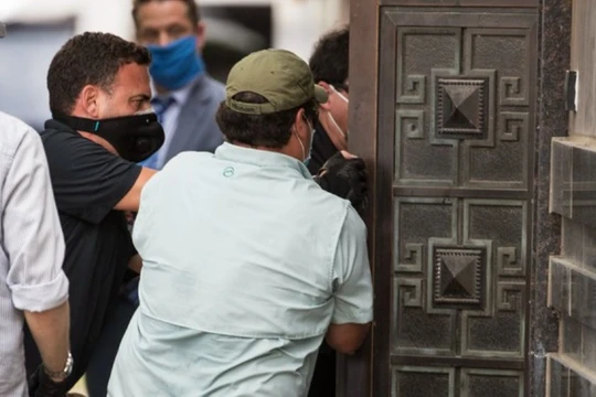 Hình ảnh tiêu biểu cho tình trạng tồi tệ trong quan hệ Mỹ - Trung hiện nay: các nhân viên liên bang Mỹ phá cửa sau xông vào bên trong Lãnh sự quán Trung Quốc ở Houston sau khi các nhân viên Trung Quốc rút đi (Ảnh: AP). 