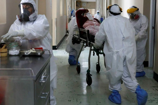 Cấp cứu bệnh nhân nhiễm biến chủng Lambda ở Bogota, Colombia (Ảnh: FT).