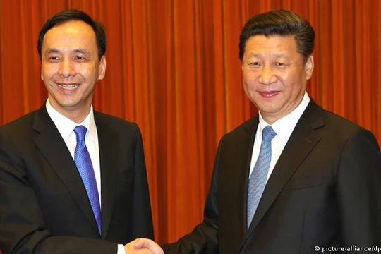  Ông Tập Cận Bình tiếp ông Chu Lập Luân ngày 4/5/2015 thăm Bắc Kinh với tư cách Chủ tịch Quốc dân Đảng Trung Quốc (Ảnh: EPA).