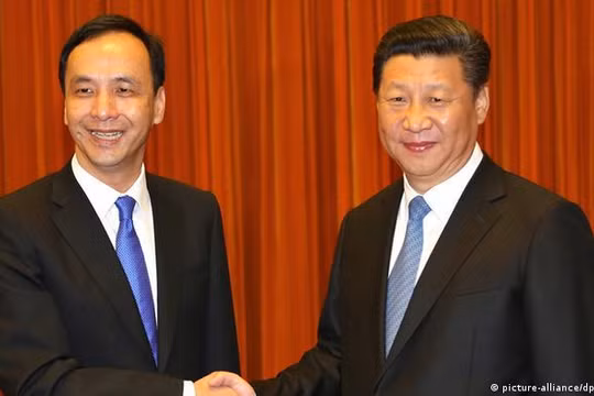  Ông Tập Cận Bình tiếp ông Chu Lập Luân ngày 4/5/2015 thăm Bắc Kinh với tư cách Chủ tịch Quốc dân Đảng Trung Quốc (Ảnh: EPA).