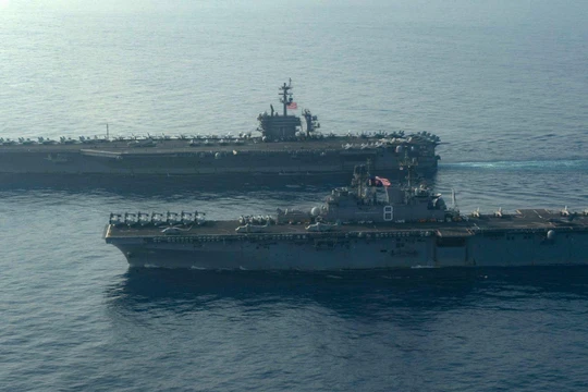 Tàu sân bay USS Theodore Roosevelt và tàu tấn công đổ bộ USS Makin Island của Mỹ đang tập trận trên Biển Đông (Ảnh: Đa Chiều).