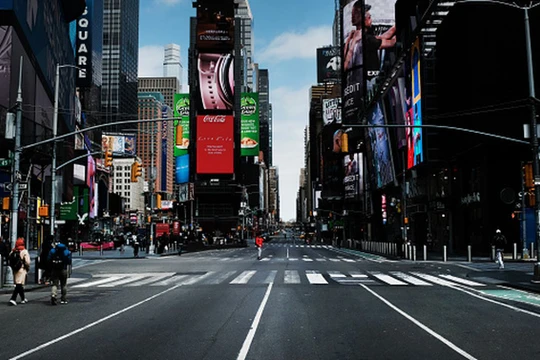 Đường phố New York vốn nhộn nhịp nay vắng vẻ do thực thi lệnh phong tỏa (Ảnh: AP).