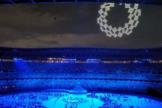 1.824 máy bay không người lái biểu diễn xếp hình trên bầu trời Tokyo (Ảnh: Reuters).