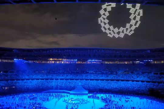 1.824 máy bay không người lái biểu diễn xếp hình trên bầu trời Tokyo (Ảnh: Reuters).