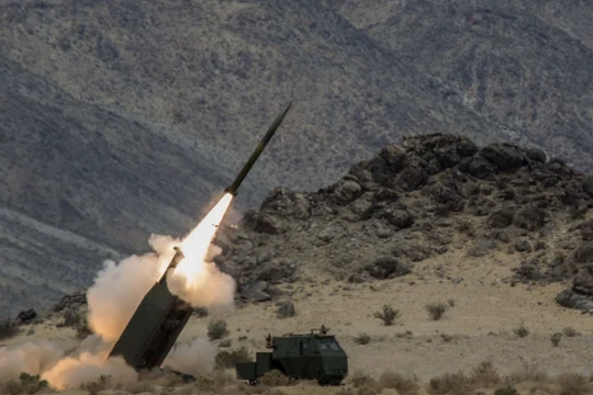 Hệ thống phóng tên lửa đa nòng cơ động HIMARS sẽ được Mỹ bán cho Đài Loan (Ảnh: Dwnews).