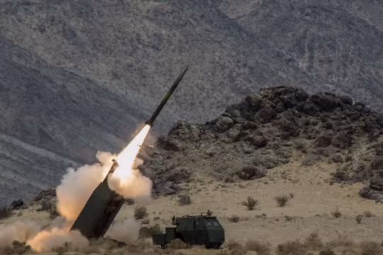 Hệ thống phóng tên lửa đa nòng cơ động HIMARS sẽ được Mỹ bán cho Đài Loan (Ảnh: Dwnews).