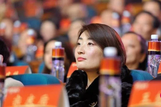 Tông Phức Lị đã phải từ bỏ tất cả mọi chức vụ tại Tập đoàn Wahaha chỉ sau một năm sau khi cha qua đời. Ảnh: Zaobao.