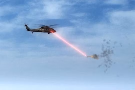 Hình ảnh mô tả Yildirim-100 đánh chặn tên lửa phòng không tấn công trực thăng. Ảnh: LTN.