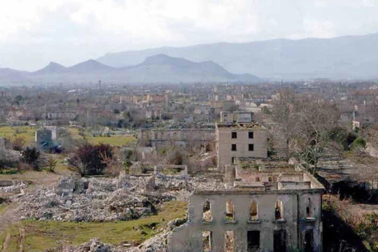 Một ngôi làng ở Nagorno-Karabakh bị tàn phá nặng nề (Ảnh: Sohu).