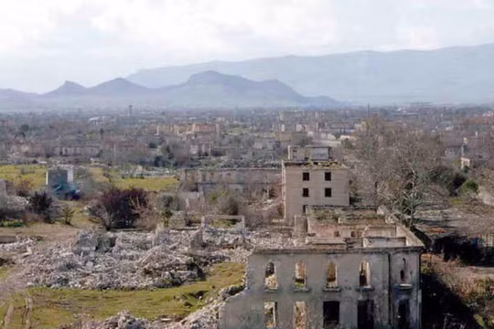 Một ngôi làng ở Nagorno-Karabakh bị tàn phá nặng nề (Ảnh: Sohu).