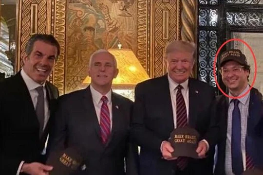 Bức ảnh gây lo ngại: Tổng thống Brazil Brazil Bossonaro (trái) và Fabio Wajngarten, người đứng đầu bộ phận truyền thông của Phủ Tổng thống (phải) đều đã dương tính SARS-CoV-2 cùng các ôn Donald Trump và Mike Pence (Ảnh: Guancha).