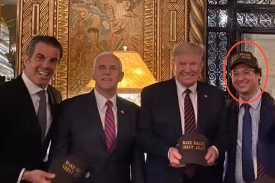 Bức ảnh gây lo ngại: Tổng thống Brazil Brazil Bossonaro (trái) và Fabio Wajngarten, người đứng đầu bộ phận truyền thông của Phủ Tổng thống (phải) đều đã dương tính SARS-CoV-2 cùng các ôn Donald Trump và Mike Pence (Ảnh: Guancha).