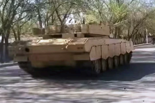 Hình ảnh xe tăng hybrid đang được thử nghiệm thực địa. Ảnh: MW.