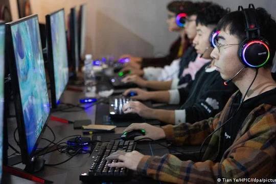 Từ ngày 1/9, Trung Quốc siết chặt việc quản lý thời gian cung cấp dịch vụ game online cho trẻ vị thành niên (Ảnh: Deutsche Welle).