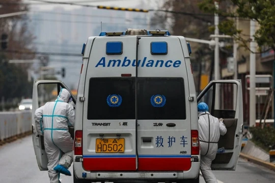 Tình hình lây lan dịch bệnh ở Vũ Hán vẫn rất phức tạp, xe cứu thương đi gom người bệnh đến nơi cách ly điều trị (Ảnh: Đa Chiều)