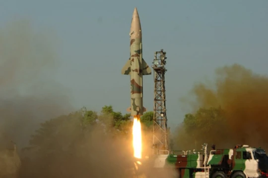 Truyền thông Ấn Độ nói vụ thử nghiệm thành công tên lửa đạn đạo chiến thuật mang đầu đạn hạt nhân Prithvi-II hôm 17/10 là nhằm vào Trung Quốc (Ảnh: mil.sina).