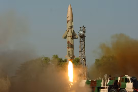 Truyền thông Ấn Độ nói vụ thử nghiệm thành công tên lửa đạn đạo chiến thuật mang đầu đạn hạt nhân Prithvi-II hôm 17/10 là nhằm vào Trung Quốc (Ảnh: mil.sina).