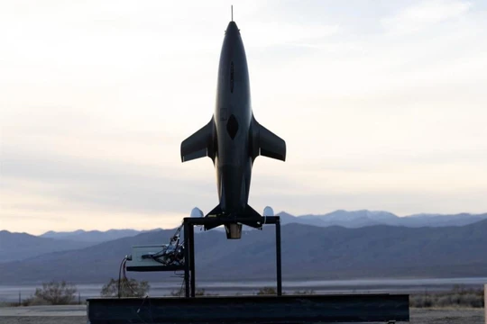 Tên lửa hành trình "lai" máy bay không người lái "Viper" ở trạng thái sẵn sàng phóng. Ảnh: Chinatimes.