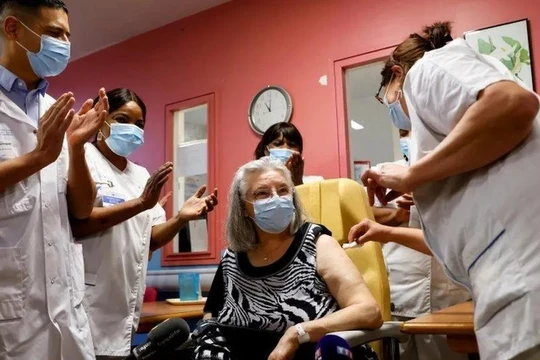 Từ ngày 27/12, vaccine COVID-19 bắt đầu được tiêm rộng rãi ở nhiều quốc gia trên thế giới (Ảnh: Sohu).