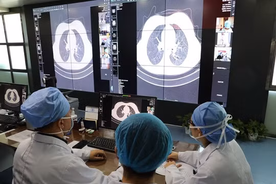 Các bác sĩ tại bệnh viện Vũ Hán đang hội chẩn về tình trạng bệnh nhân (Ảnh: Đông Phương)