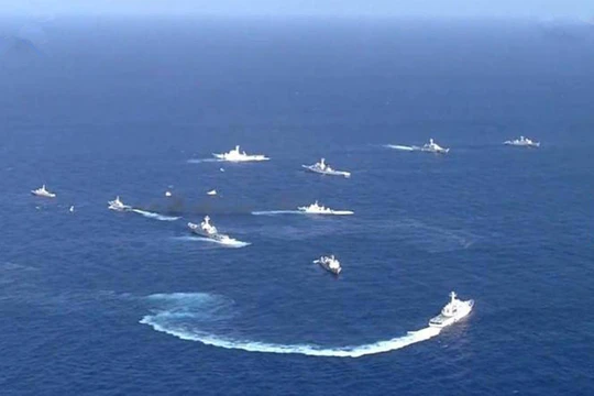 Nhật phản đối các tàu công vụ Trung Quốc nhiều lần đi vào vùng biển quần đảo Senkaku/Điếu Ngư. Trong ảnh: tàu công vụ hai bên đụng đầu nhau gần quần đảo tranh chấp (Ảnh: Dwnews).