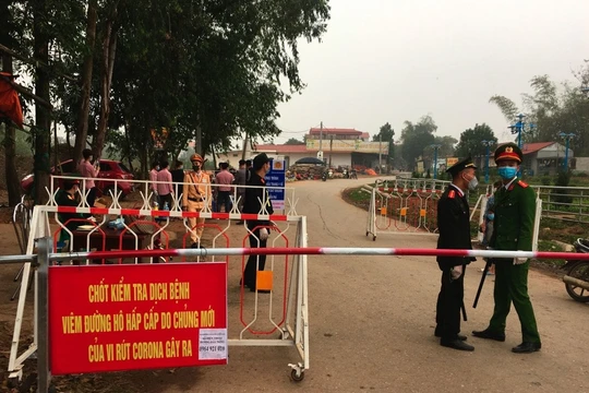Chốt chặn lối ra vào Khu cách ly xã Sơn Lôi rất hiệu quả ở Bình Xuyên, Vĩnh Phúc (Ảnh: AP).