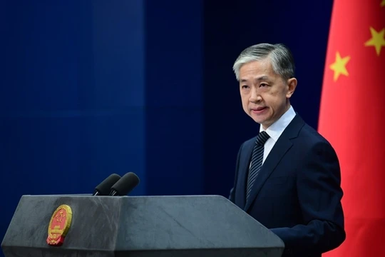 Chiều 13/11, tại cuộc họp báo, người phát ngôn Bộ Ngoại giao Trung Quốc Uông Văn Bân gửi lời chúc mừng ông Joe Biden và bà Kamala Harris thắng cử (Ảnh: Dongfang).