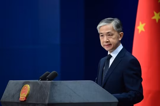 Chiều 13/11, tại cuộc họp báo, người phát ngôn Bộ Ngoại giao Trung Quốc Uông Văn Bân gửi lời chúc mừng ông Joe Biden và bà Kamala Harris thắng cử (Ảnh: Dongfang).