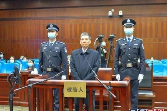 Tạ Quang Vinh nhận tội trước tòa án Thành Đô (Ảnh: SingTao).