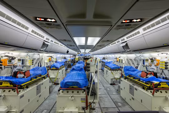 Đức hỗ trợ Italy cứu chữa bệnh nhân nặng. Trong ảnh: Đức cải tạo máy bay khách A-321 thành bệnh viện bay chở người bệnh từ Italy sang để cứu chữa (Ảnh: AP).