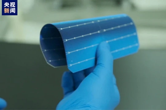 Tấm pin có thể uốn cong mà không gãy (Ảnh: CCTV).