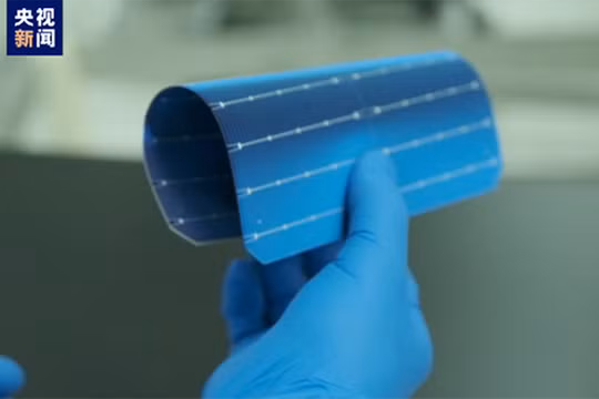 Tấm pin có thể uốn cong mà không gãy (Ảnh: CCTV).