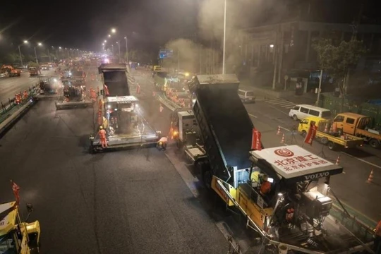 Quang cảnh thi công tấp nập. Ảnh: Xinhua.