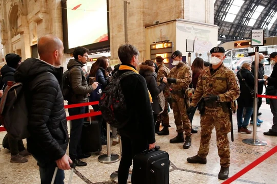 Dịch bệnh COVID-19 đang lây lan khắp thế giới, đặc biệt nghiêm trọng ở châu Âu, ngày càng nhiều quốc gia thực hiện các biện pháp đóng cửa biên giới, phong tỏa quốc gia nhằm khống chế dịch bệnh (Ảnh: AP).